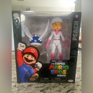 The Super Mario Bros. Movie Princess Peach 5" Action Figure With Accessory NIB